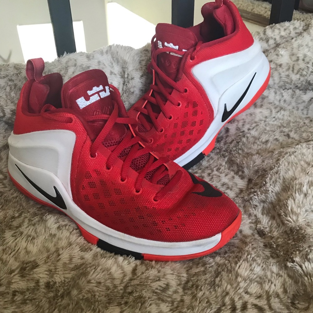 💯 Gently Used Nike Lebrons 💯 👑